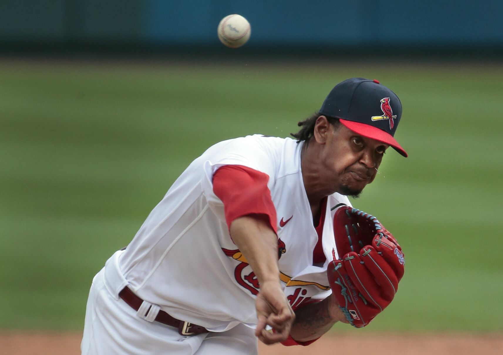 Reds sweep Cardinals 8-7